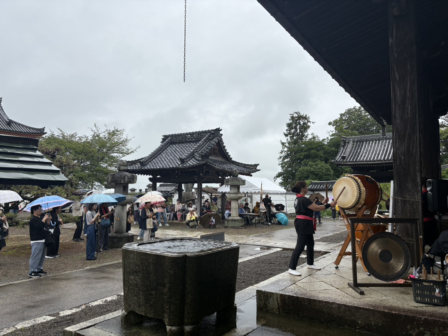雨の浄厳院境内で安土信長出陣太鼓が披露される様子